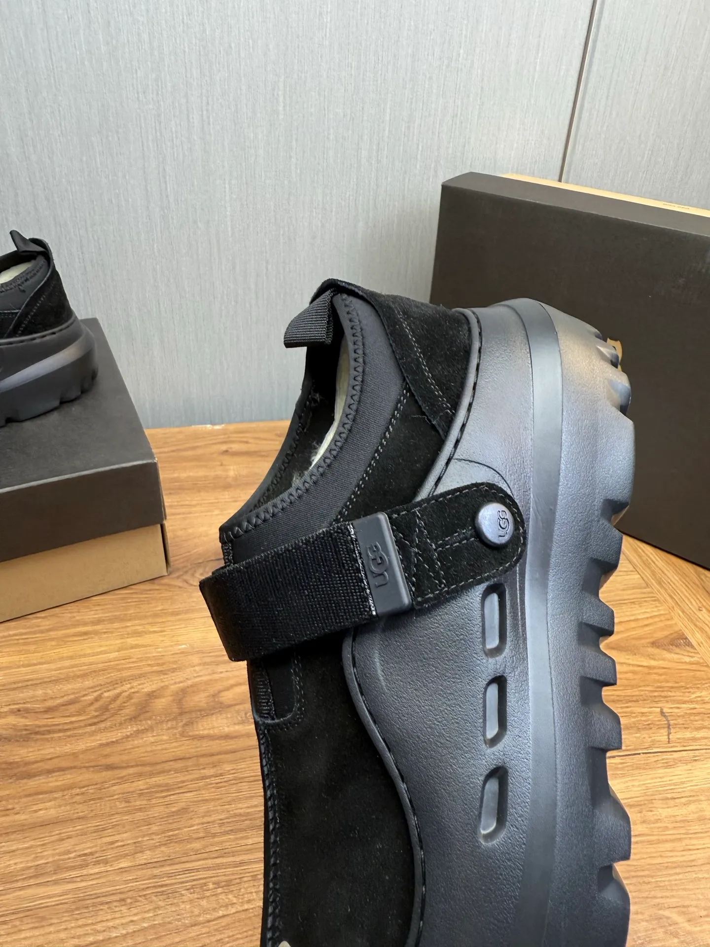 Men's shoes💰580💰Couples💖 New UGG fur integrated men's simple and fashionable snow boots. The most worth buying at the end of this year are warm casual shoes. Whether you are out and about at home, their comfortable and warm performance will be your most suitable fashion companion! The material is cowhide upper and imported wool is used inside. Warm and comfortable! The eva+ rubber patch outsole is cushioned, non-slip and wear-resistant, and has good elasticity. It is light and wear-resistant, comfortable and soft, and the new simple cut is more fashionable. It has both practicality and fashion sense, so you no longer have to worry about how to match it in winter, while still maintaining your fashionable taste. High-quality genuine wool. Look at the details for the material! Size: 35-40-41-42-43-44-44 sneaker size